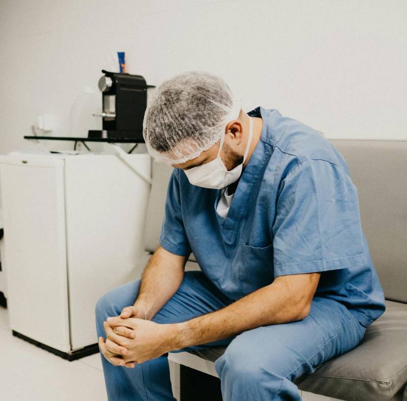 Homme dans un hopital