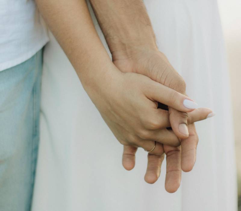 Couple qui se tient la main