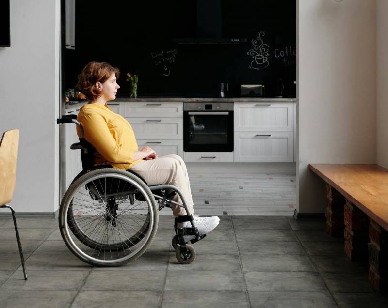 Femme en fauteuil roulant
